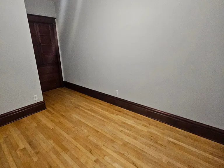 West Franklin Avenue Apartments — Photo 13