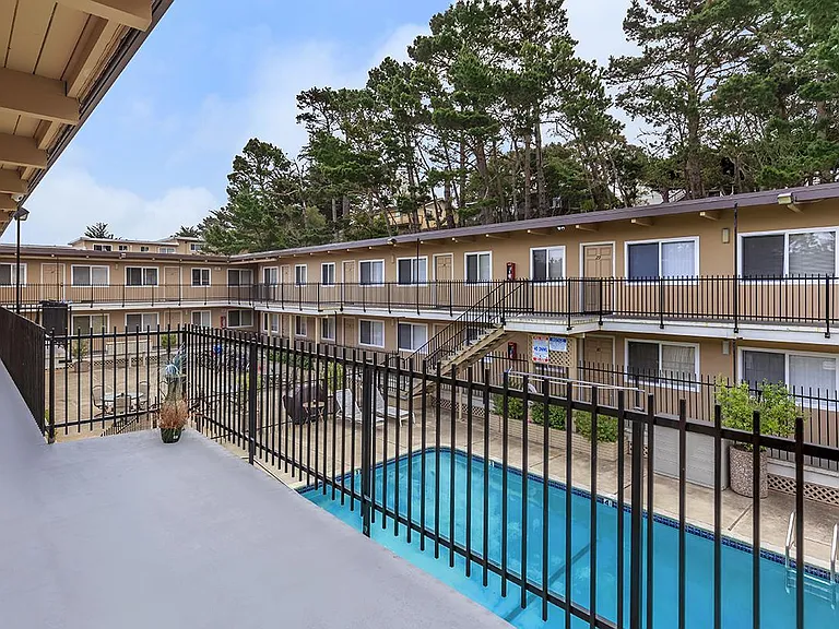 Shangri-La Apartments — Photo 8