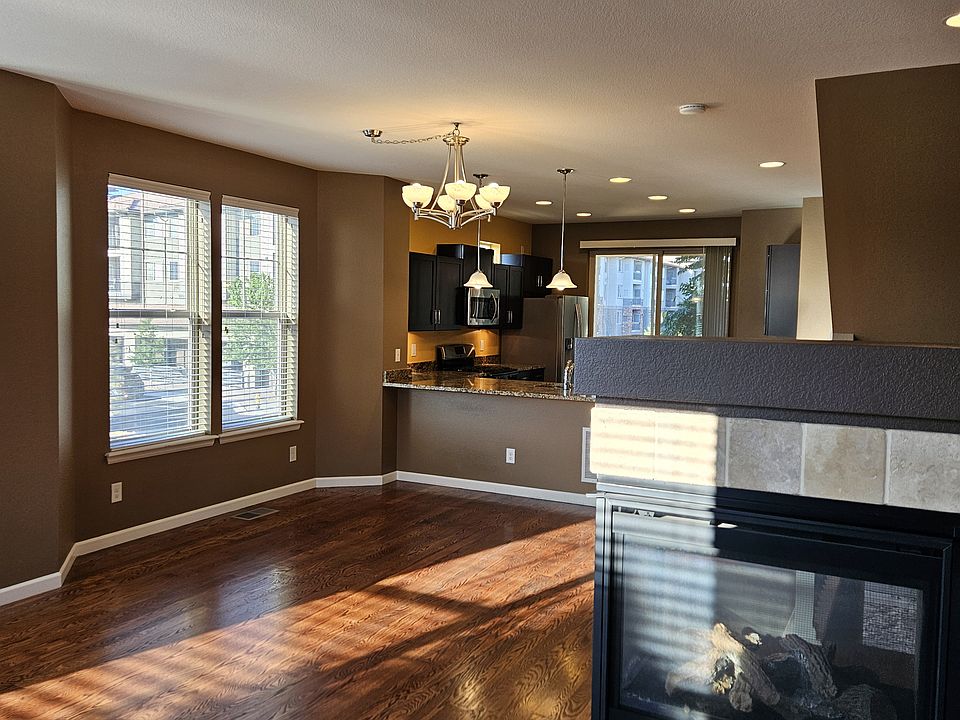 Three-sided gas fireplace