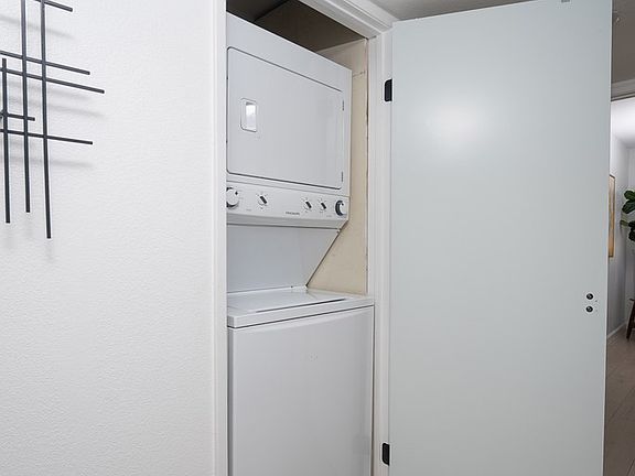 5th image of 200 E Racquet Clb #24