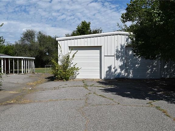3rd image of 104 W Wrangler Blvd