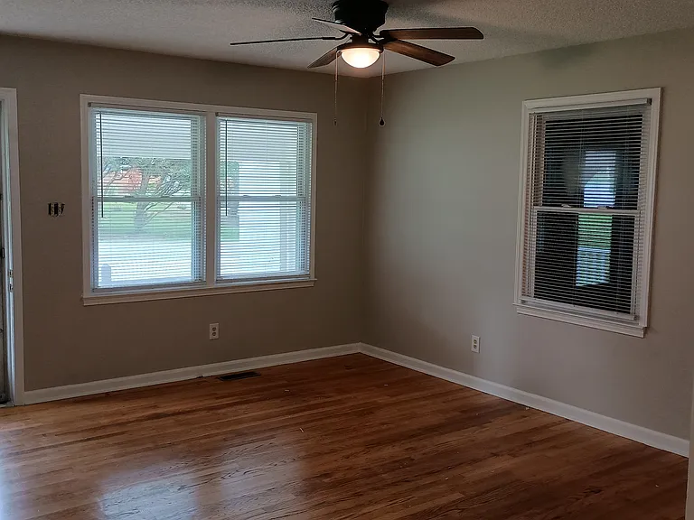 102 S Tunstall Ave — Photo 3