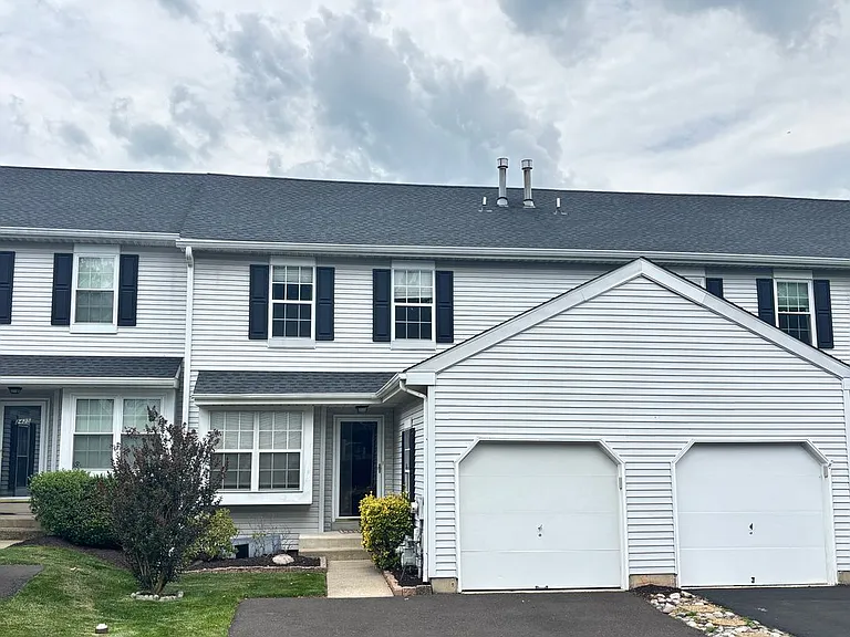 2427 Linksman Ln — Photo 1