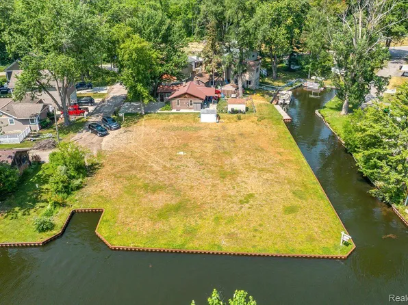 10050 John R St, Whitmore Lake, MI 48189