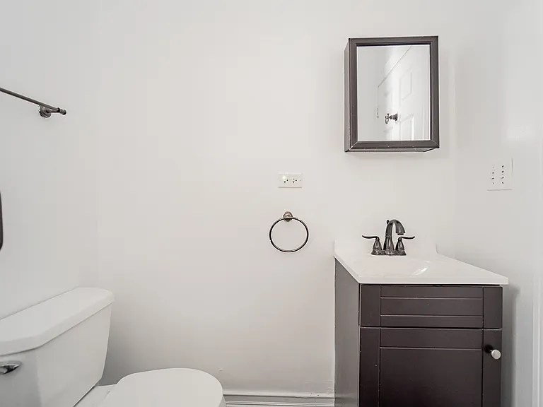 933 W Newport — Photo 19