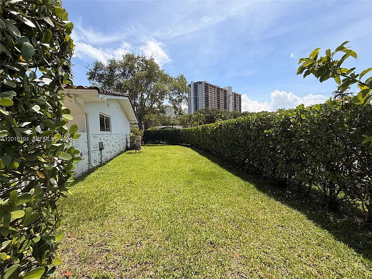 11445 N Bayshore Dr — Photo 29