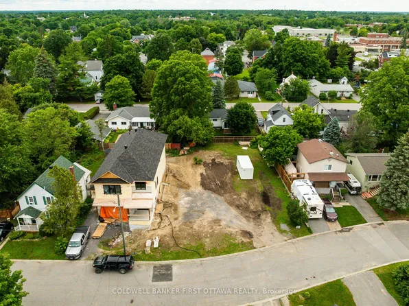 165 King St, Carleton Place, ON K7C 1G5