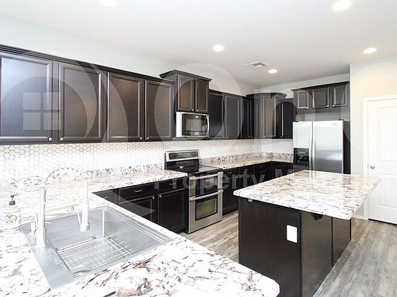 5th image of 2315 W Desert Ln