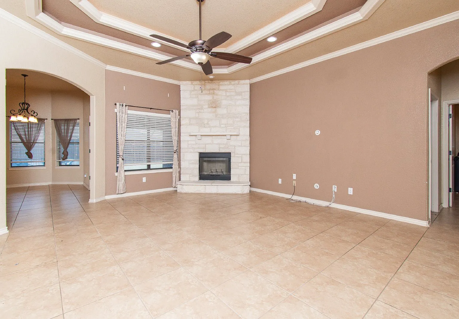4 bed, 2.5 bath, 1943 sqft, $2,100 — Photo 3