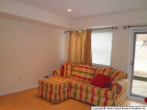 3rd image of 48 Fox Hunt Ct