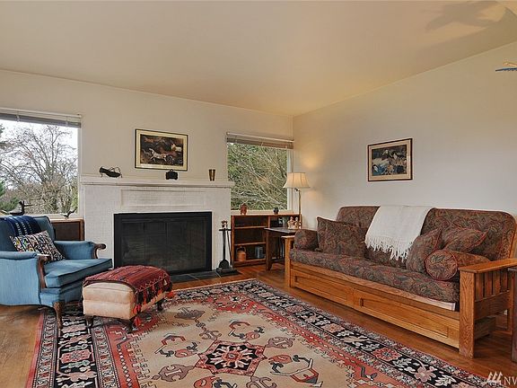 4th image of 10527 Palatine Ave N