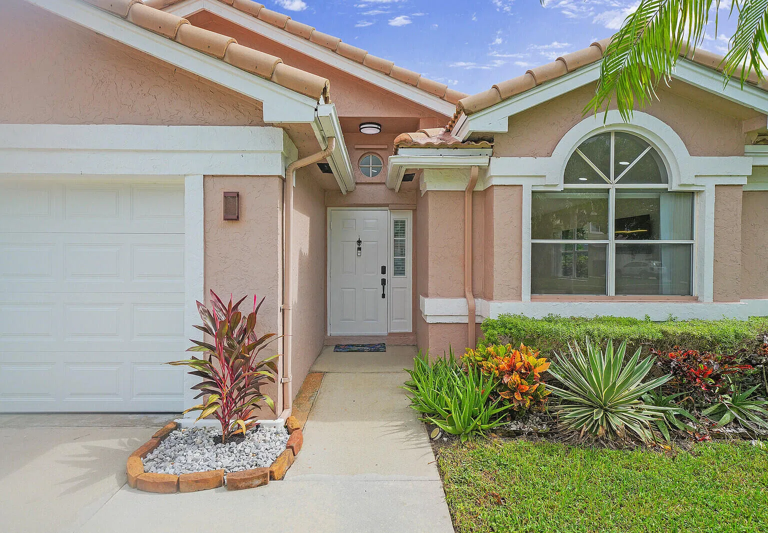 3 bed, 2.0 bath, 1674 sqft, $3,950 — Photo 4