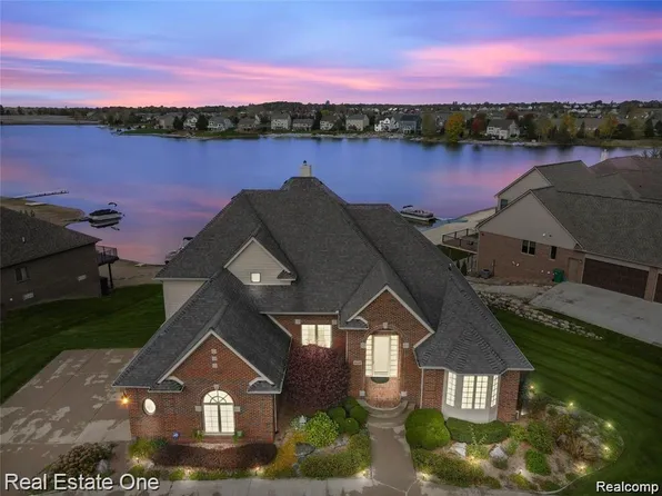 537 Eastlake Trl, Oxford, MI 48371