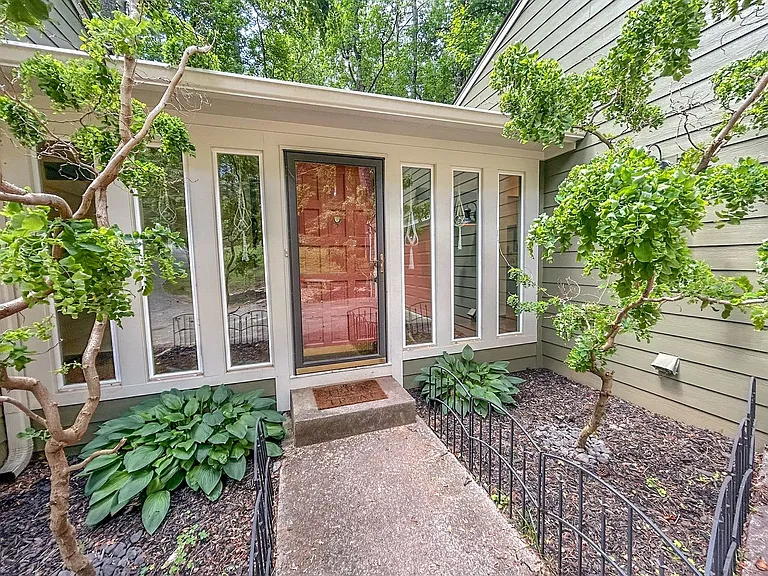 1642 Hillside St — Photo 3