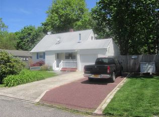 20 Kay Rd, Calverton, NY 11933