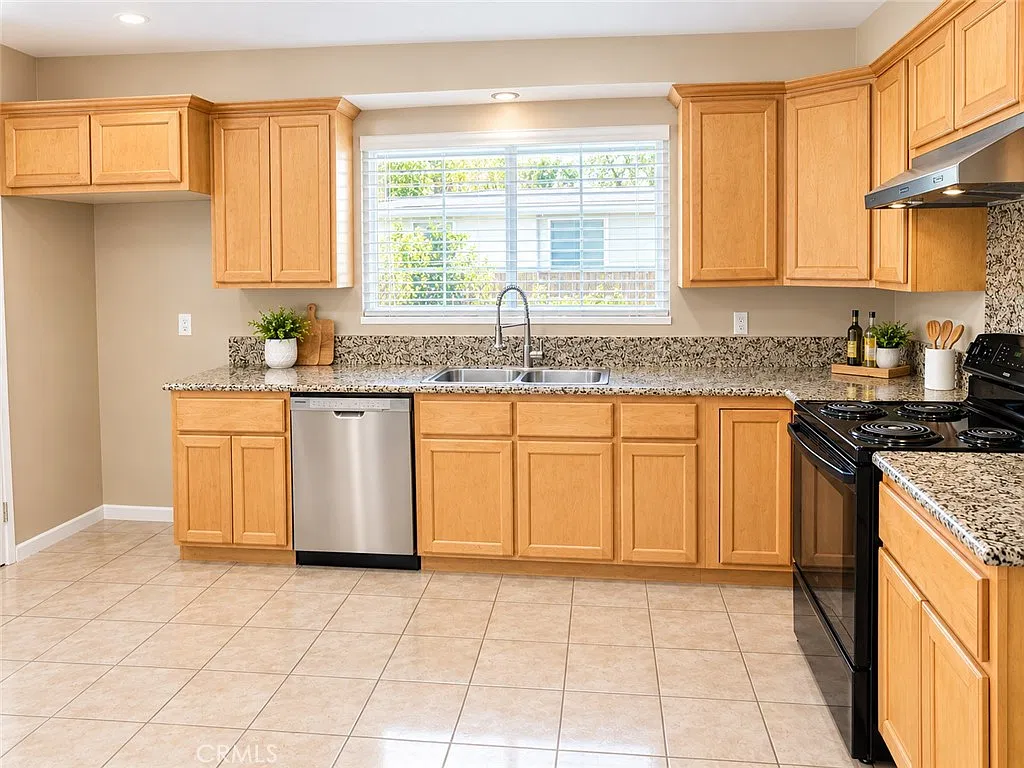 4 bed, 1361 sqft, $3,800 — Photo 4