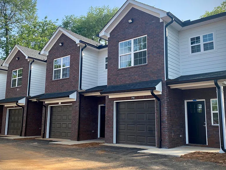 1011 Campbell Ln — Photo 1