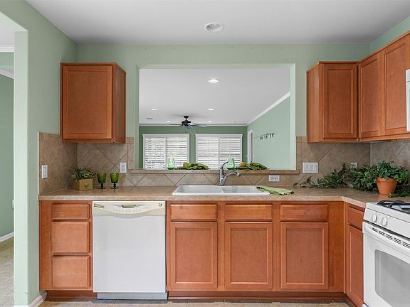 5th image of 318 Barrington Farm Ct