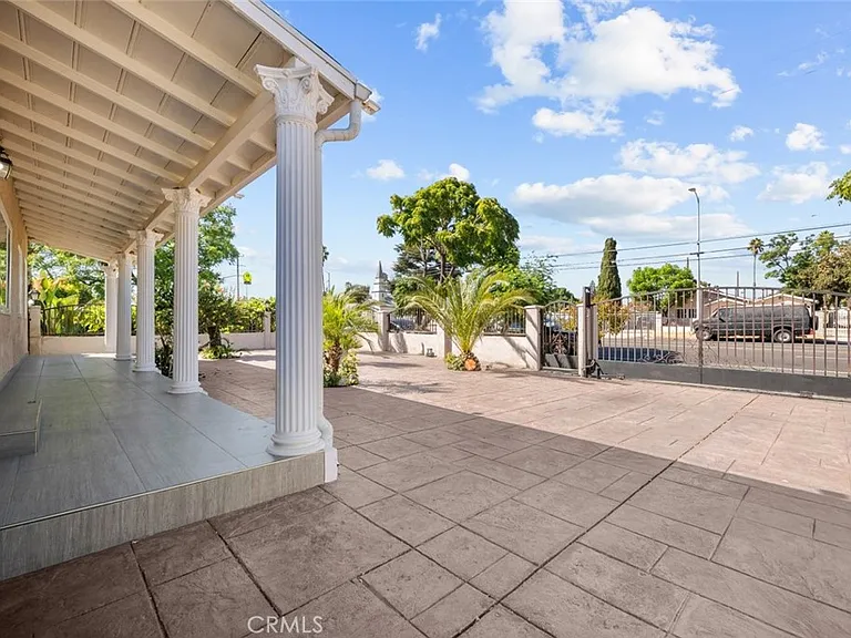 11252 Saticoy St — Photo 3