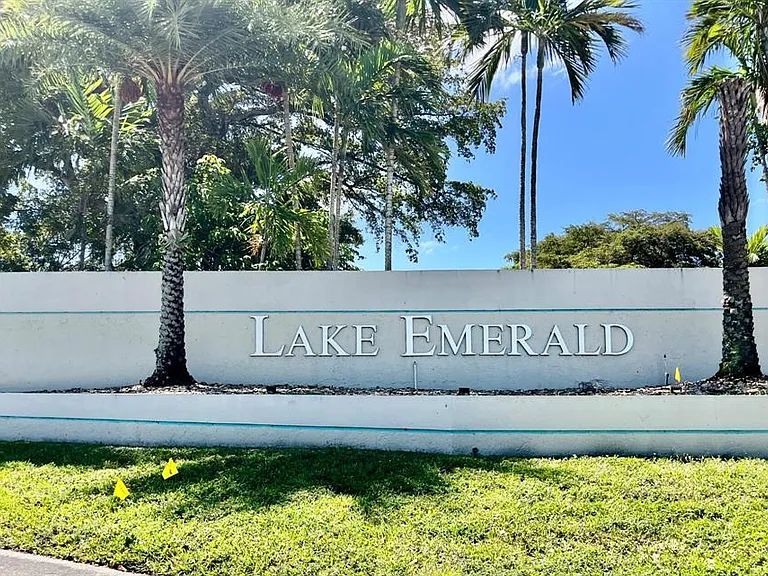 109 Lake Emerald Dr #107 — Photo 16