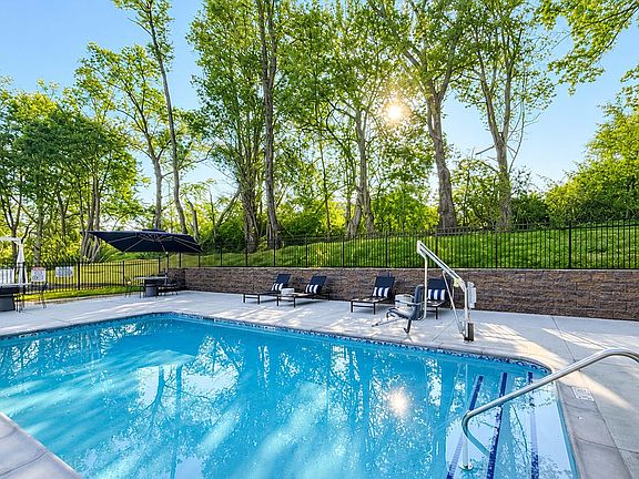 5th image of 546 Plano Rd #607
