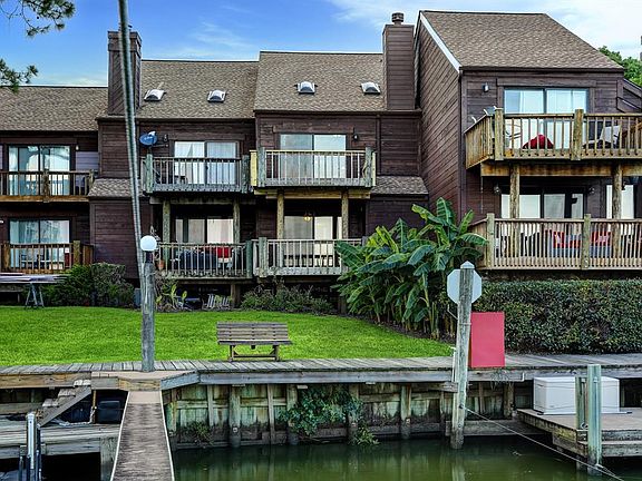 WELL MAINTAINED TOWNHOME LOCATED DIRECTLY ON THE WATER IN THE HEART OF LEAGUE CITY.