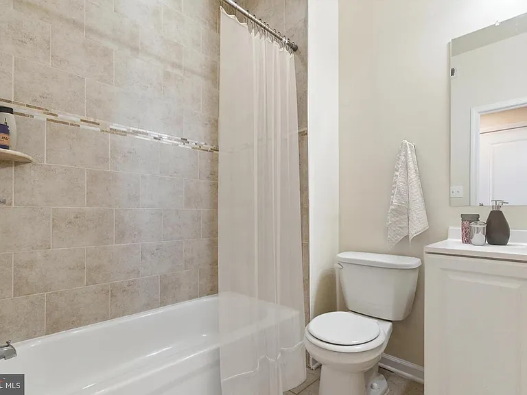 1518 W Diamond St #B — Photo 5