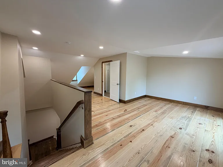 121 E Union St — Photo 33