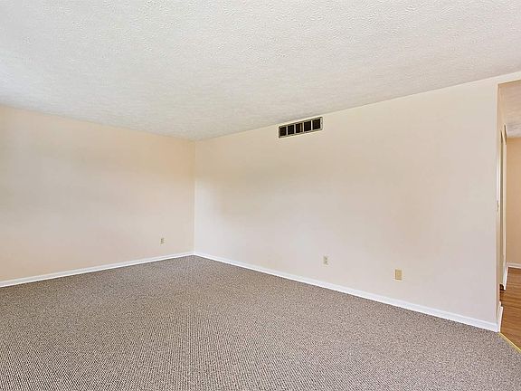 5th image of 210 W Dilcrest Cir