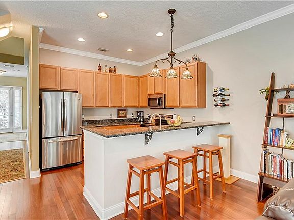 5th image of 2812 E Washington St #5