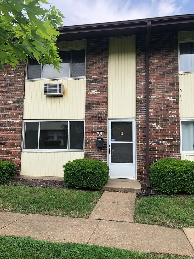 3 bedroom 1.5 bathroom - Two story condominium — Photo 1