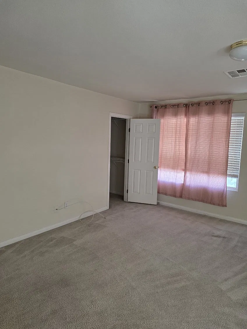 5 bed, 3314 sqft, $2,900 — Photo 2