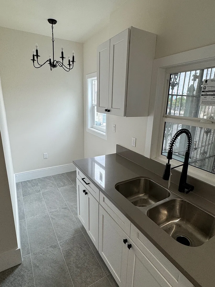 Building Photo - 1549 W 54th St #1553