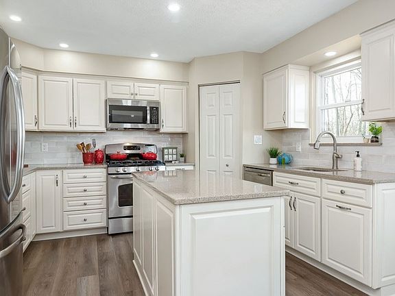 5th image of 404 Snowberry Ln