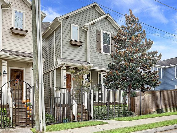 Fully fenced in yard with pedestrian gate off 15 1/2 Street