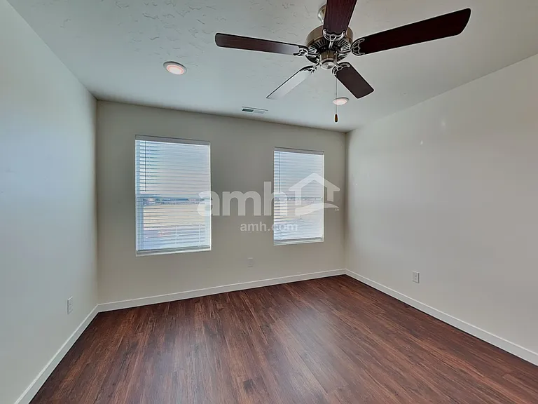 1519 N Barkvine Ave — Photo 9