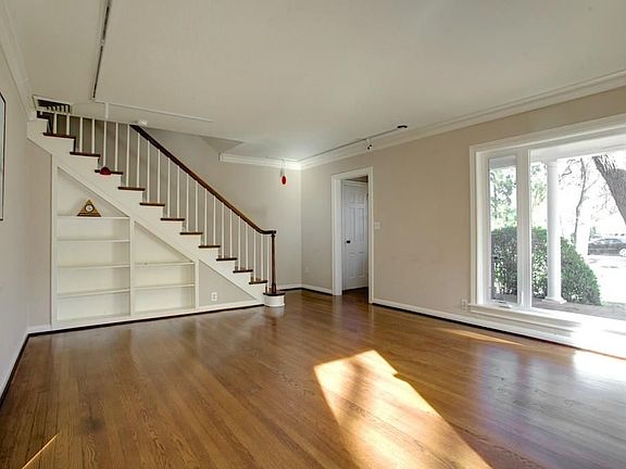 3rd image of 321 N Bailey Ave