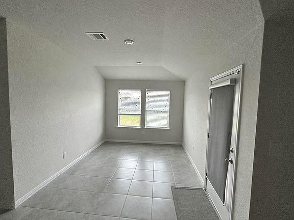 4th image of 300 Low Bramble Dr