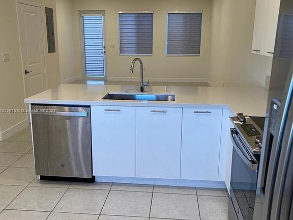 3rd image of 10270 NW 66th St #106
