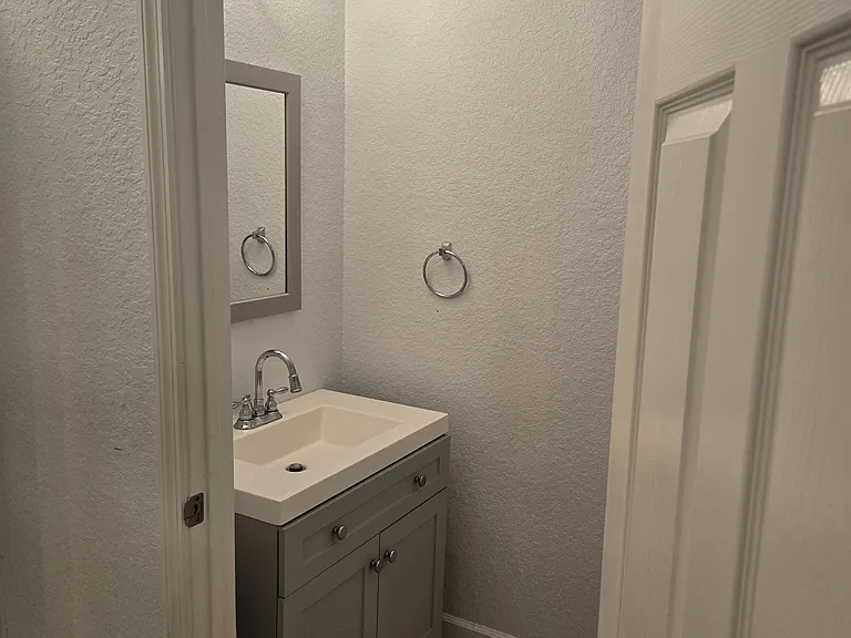 2508 SW 35th Pl — Photo 8