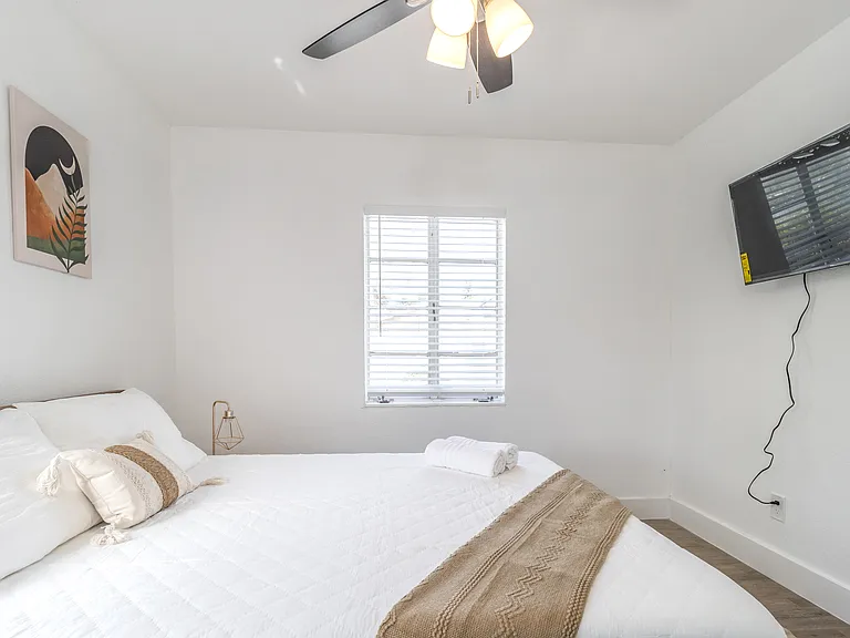 2701 W Saint Joseph St — Photo 14