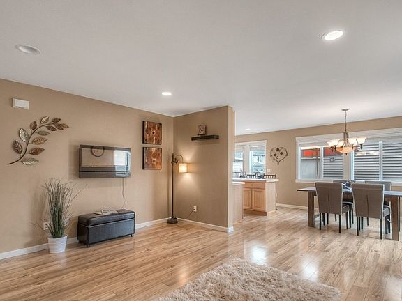 Living area flow into dining area and kitchen