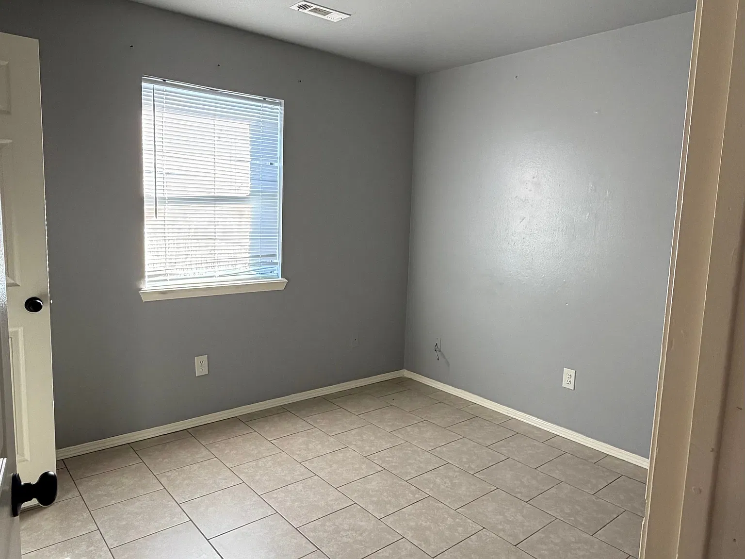 2 Bedroom Duplex with Garage — Photo 4
