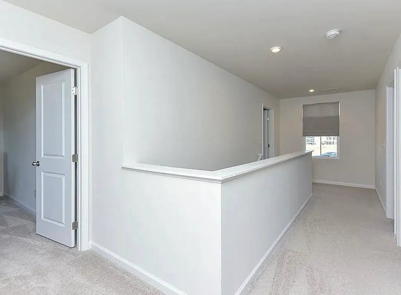 4 bed, 2.5 bath, 1918 sqft, $2,139 — Photo 3