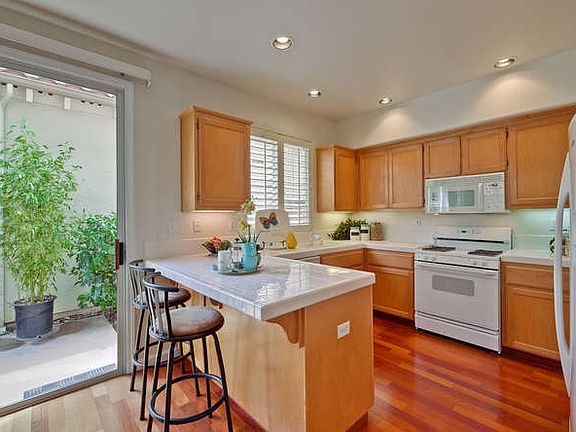 4th image of 704 Villa Centre Way
