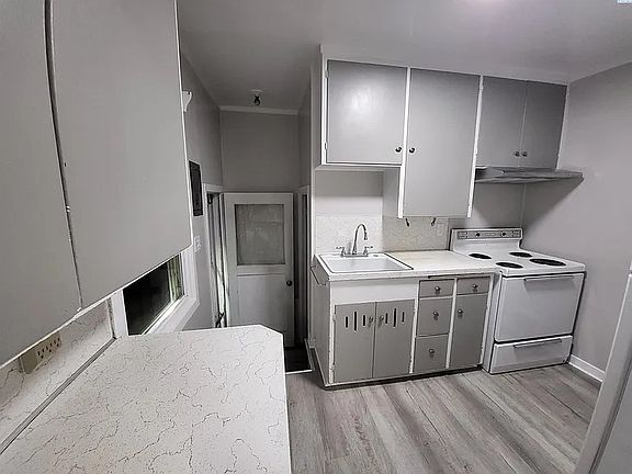 4th image of 400 Barth Ave