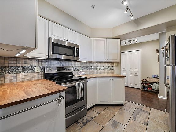 4th image of 27 Songhees Rd #108