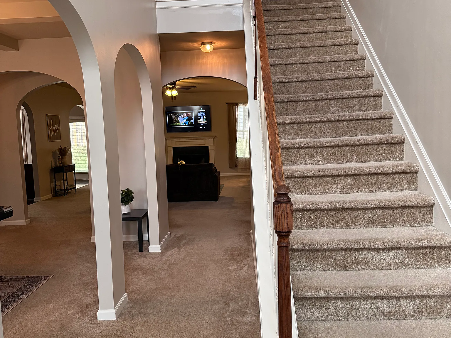 6 bed, 4381 sqft, $850 — Photo 2