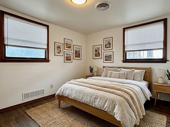 3rd image of 2901 E Wellesley Ave APT 3