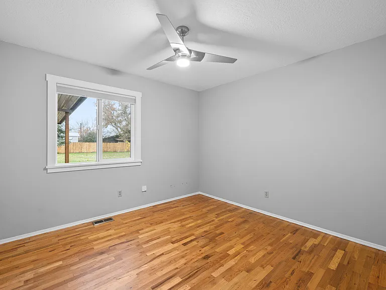 2554 W Stewart Ave — Photo 8